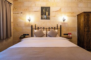 Library Cave Hotel
