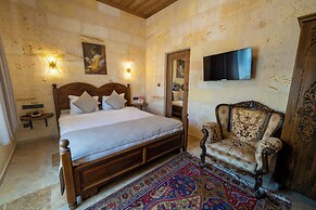 Library Cave Hotel