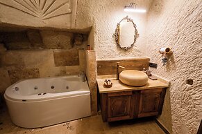Library Cave Hotel