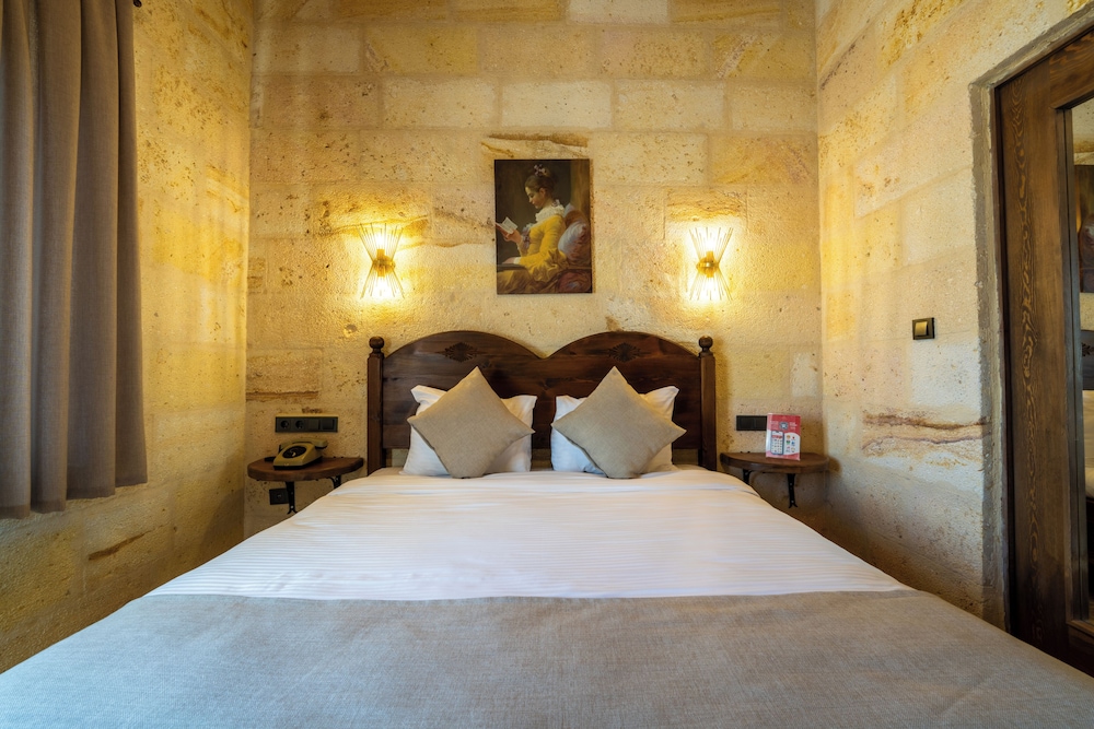 Library Cave Hotel