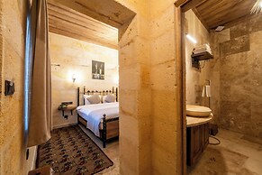 Library Cave Hotel