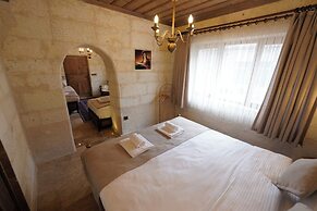 Library Cave Hotel