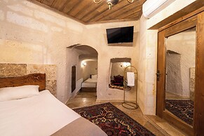 Library Cave Hotel