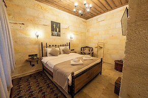 Library Cave Hotel