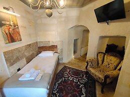 Library Cave Hotel
