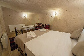Library Cave Hotel
