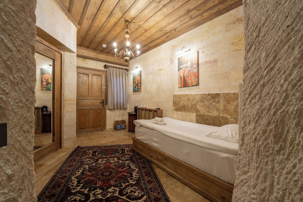 Library Cave Hotel