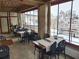 Library Cave Hotel