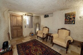 Library Cave Hotel