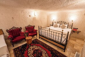 Library Cave Hotel