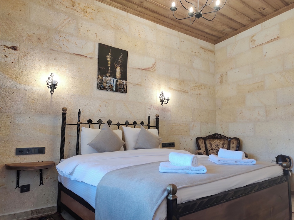 Library Cave Hotel