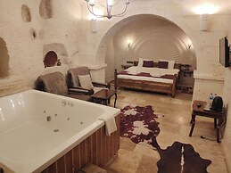 Library Cave Hotel