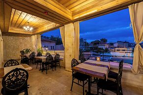 Library Cave Hotel