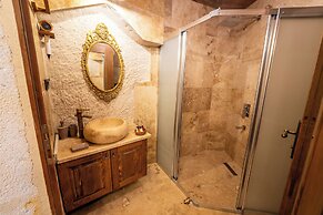 Library Cave Hotel