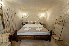 Library Cave Hotel