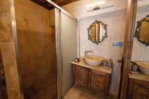 Library Cave Hotel