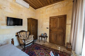 Library Cave Hotel