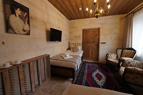 Library Cave Hotel