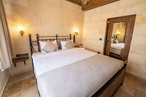Library Cave Hotel