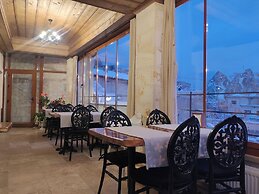 Library Cave Hotel