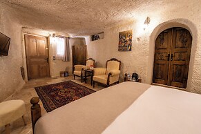 Library Cave Hotel