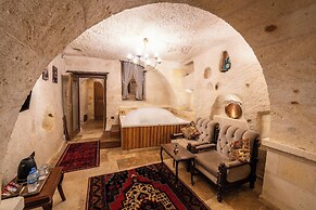 Library Cave Hotel