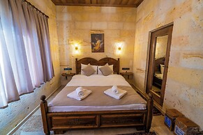 Library Cave Hotel