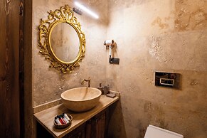 Library Cave Hotel
