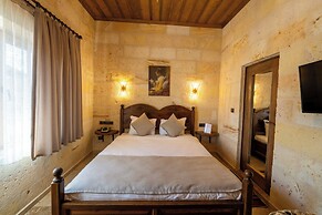 Library Cave Hotel