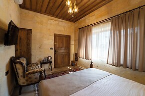 Library Cave Hotel