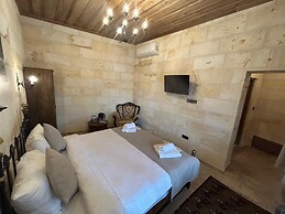 Library Cave Hotel