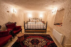 Library Cave Hotel