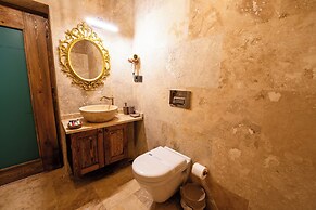 Library Cave Hotel