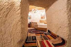 Library Cave Hotel