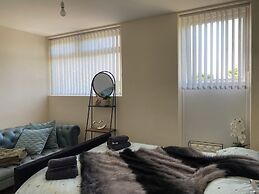 Apartment Sleeps 4, Free Parking, Pets Welcome