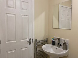 Apartment Sleeps 4, Free Parking, Pets Welcome