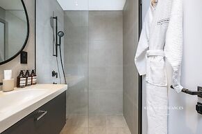 Luxurious 2BR w/ Waterfront and Burj Khalifa View