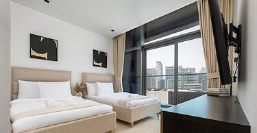 Luxurious 2BR w/ Waterfront and Burj Khalifa View