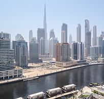 Luxurious 2BR w/ Waterfront and Burj Khalifa View