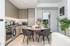 Luxurious 2BR w/ Waterfront and Burj Khalifa View