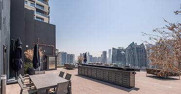Luxurious 2BR w/ Waterfront and Burj Khalifa View