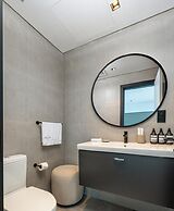 Luxurious 2BR w/ Waterfront and Burj Khalifa View