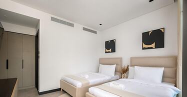 Luxurious 2BR w/ Waterfront and Burj Khalifa View