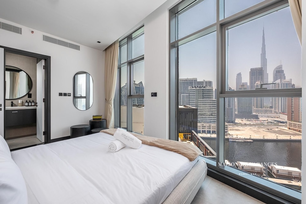 Luxurious 2BR w/ Waterfront and Burj Khalifa View