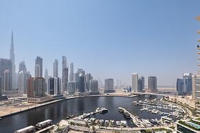 Luxurious 2BR w/ Waterfront and Burj Khalifa View