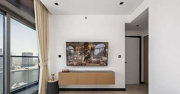 Luxurious 2BR w/ Waterfront and Burj Khalifa View