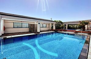 Minimalist Difc Studio w Pool Gym