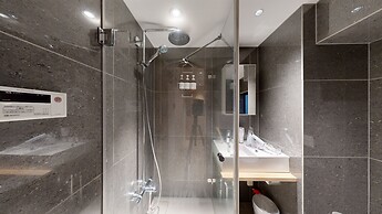 M/W HOTEL
