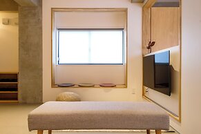 M/W HOTEL