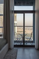Waves - Comfort and Style in a 21st-Floor Studio With View